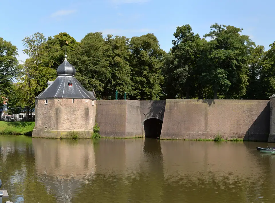 Een toren en de muur van het Spanjaardsgat in Breda